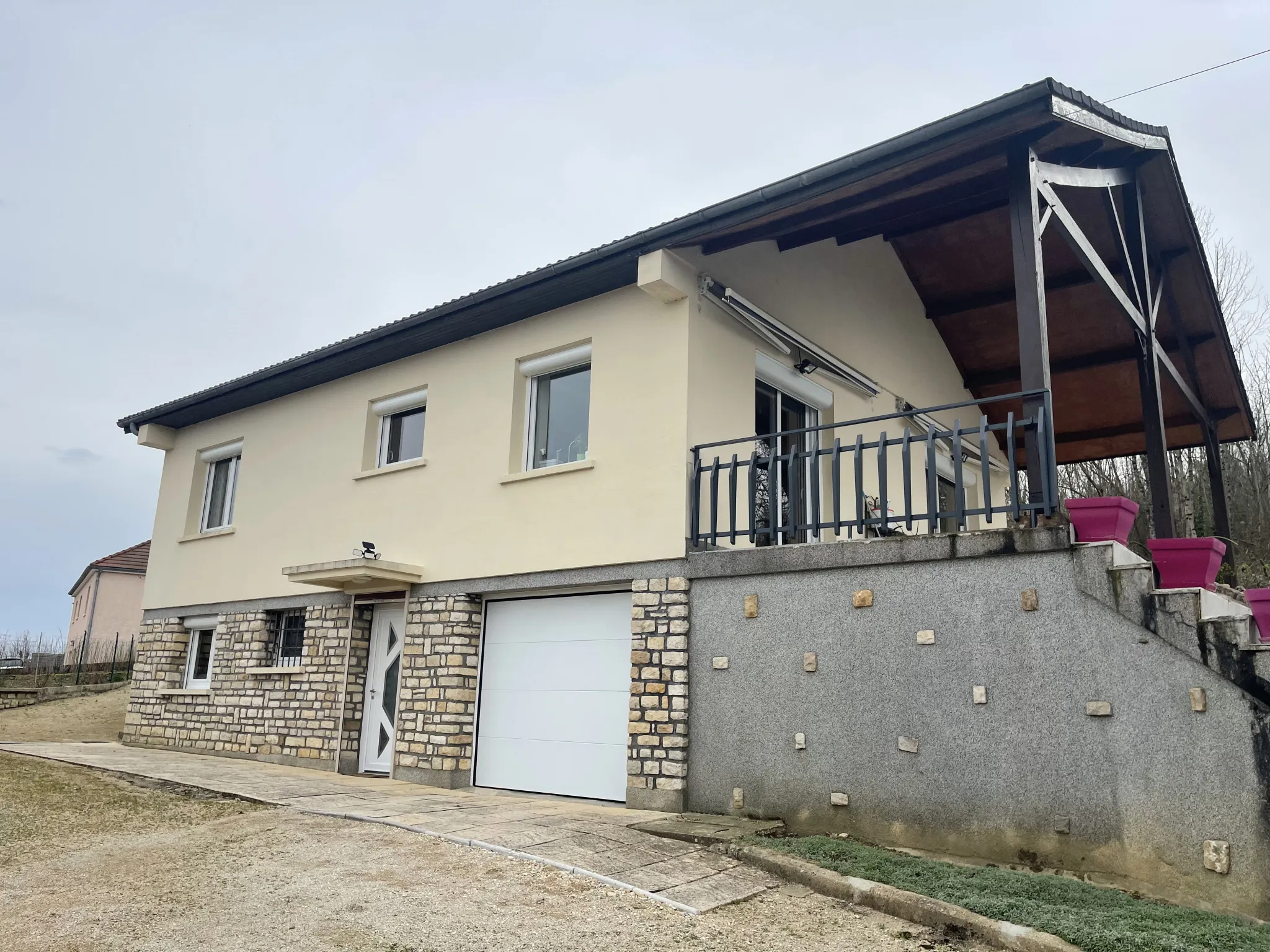 Maison rénovée avec piscine à Montbard, proche de la gare 