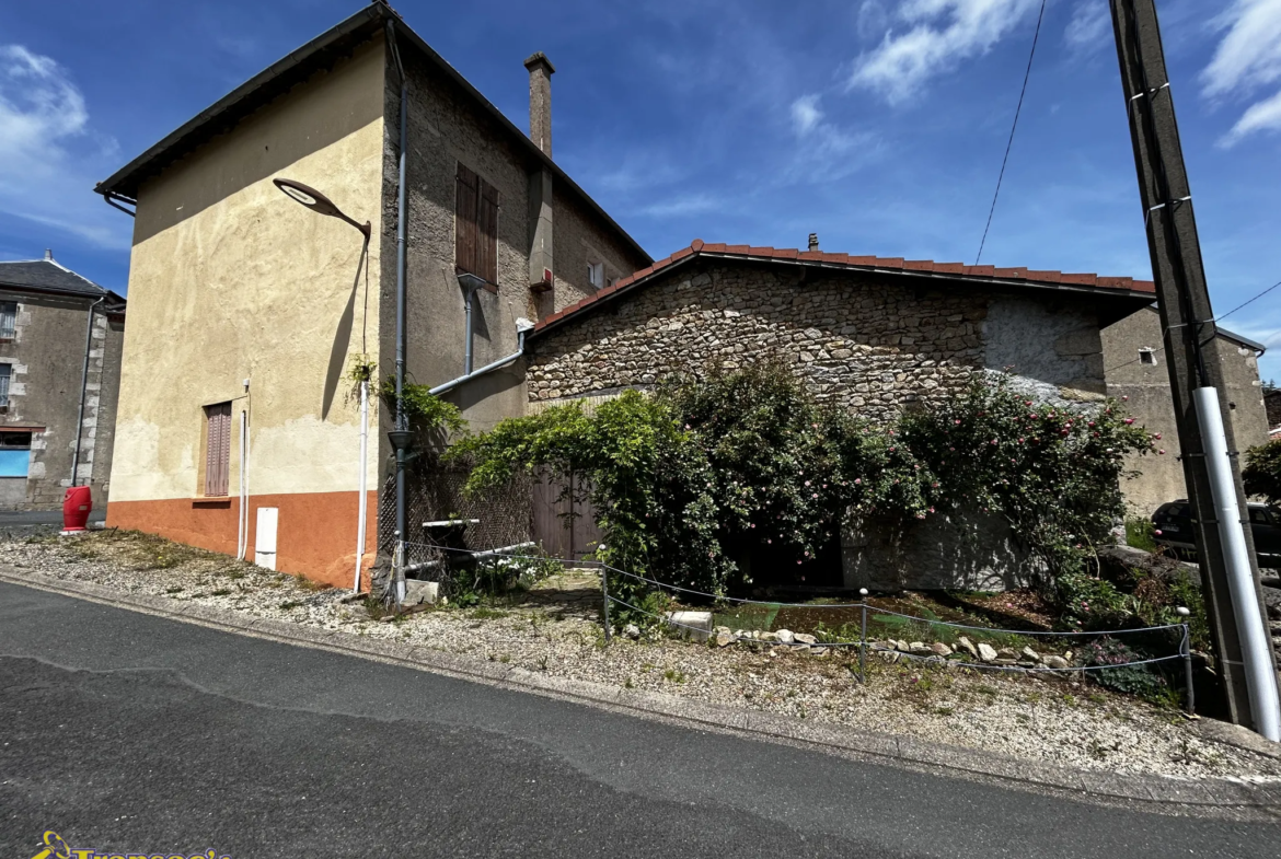 Maison de village 6 pièces à Lachaux avec cour et garage 