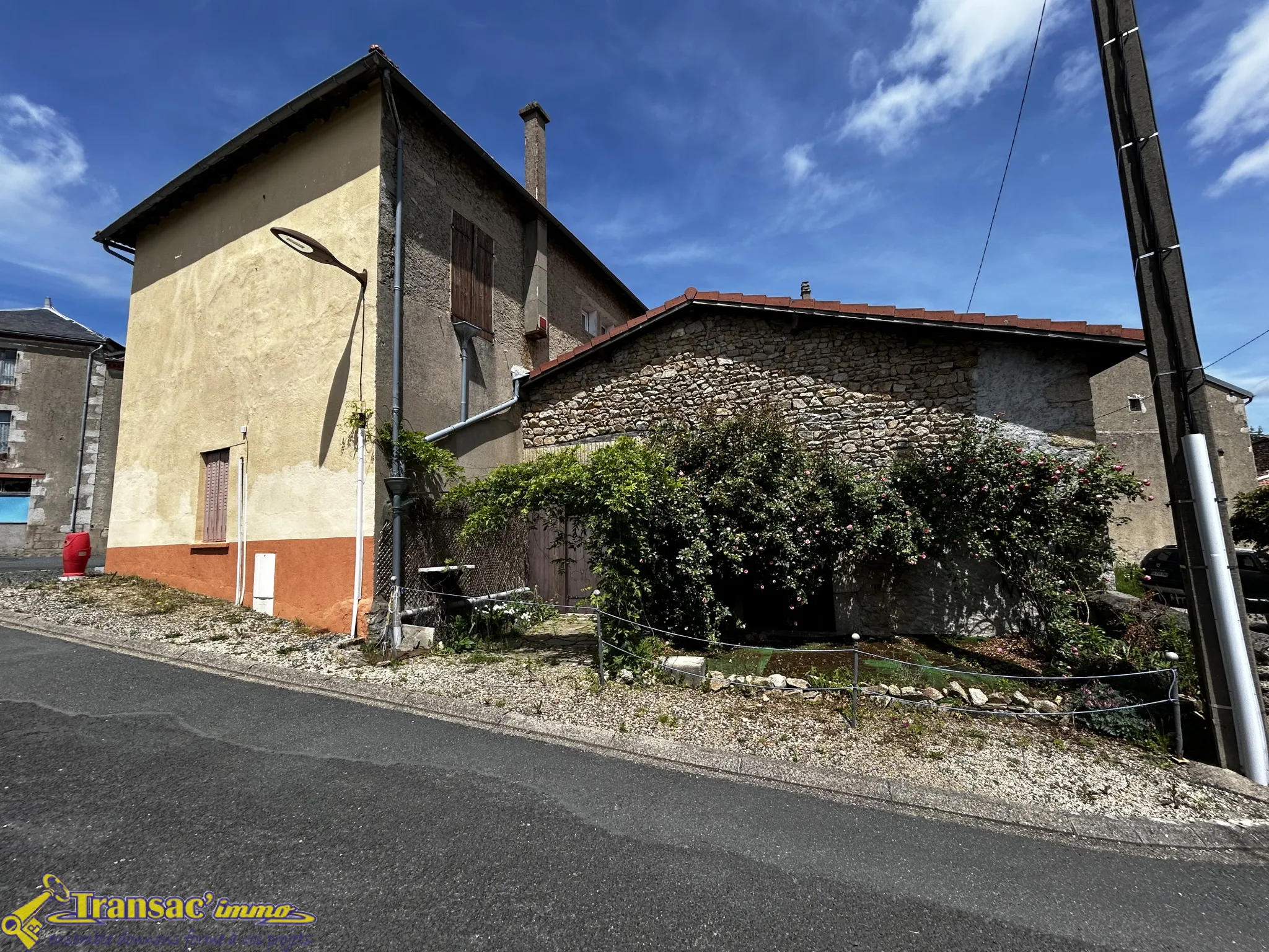 Maison de village 6 pièces à Lachaux avec cour et garage 