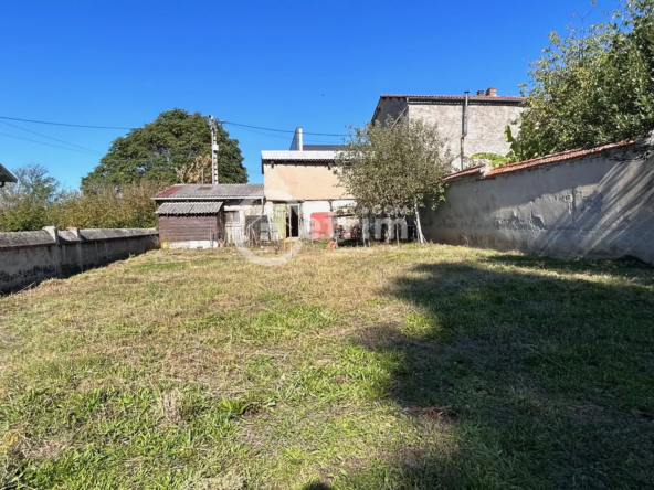 Lezoux - Terrain à bâtir de 400 m2 avec dépendance