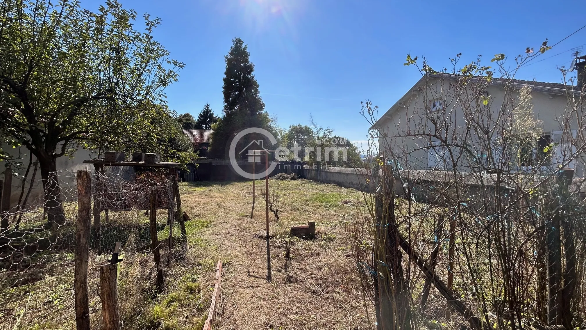 Lezoux - Terrain à bâtir de 400 m2 avec dépendance 