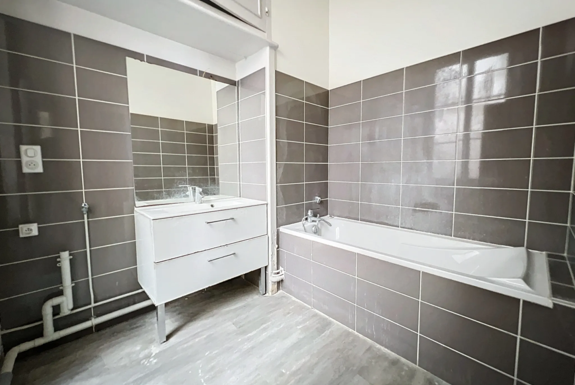 Appartement T2 - 71,25 m² - Hyper centre Villefranche - À rénover 