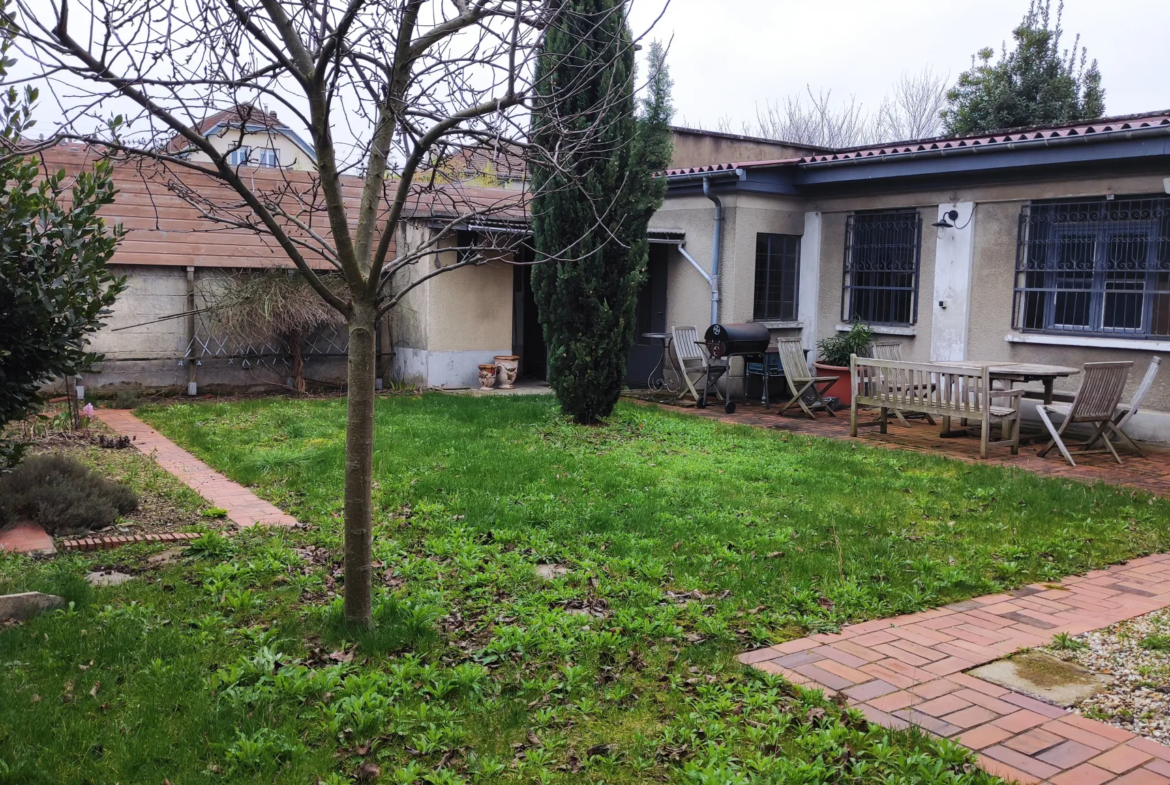 Maison à vendre à Sainte-Savine - 4 chambres, garage spacieux 