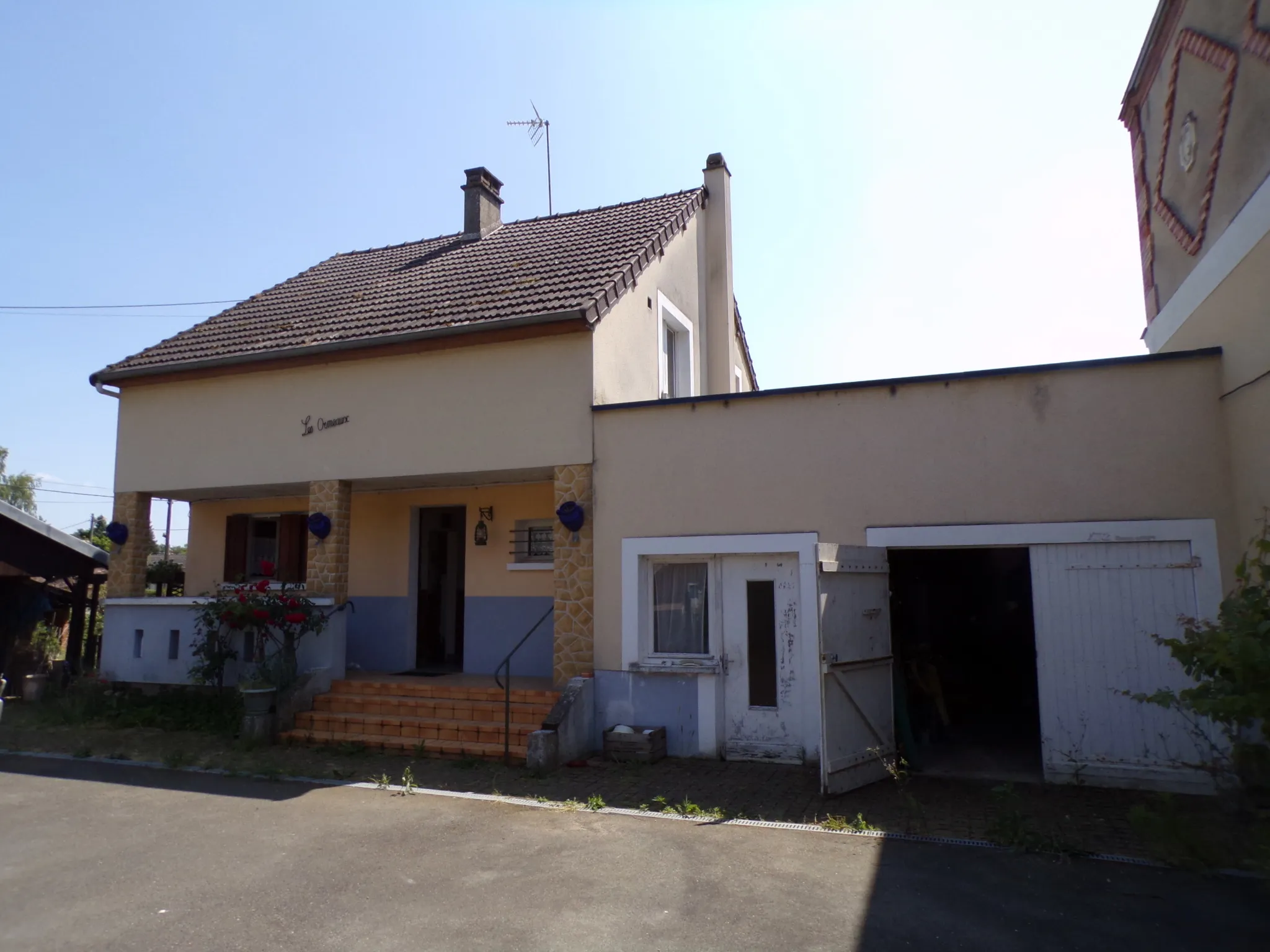 Ensemble immobilier à La Flèche : Pavillon et maison à rénover 