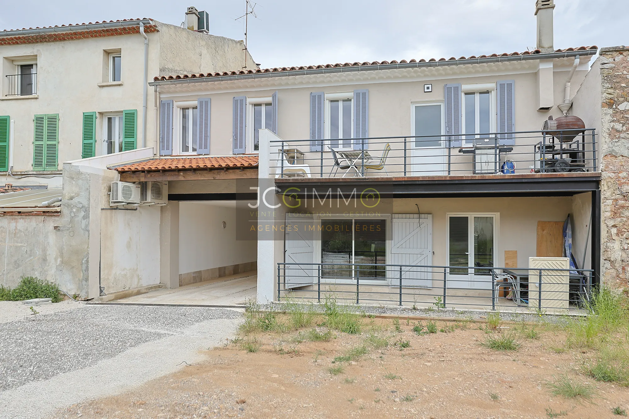 Appartement T2 rénové à Cuers - 66 m² avec terrasse et stationnement 