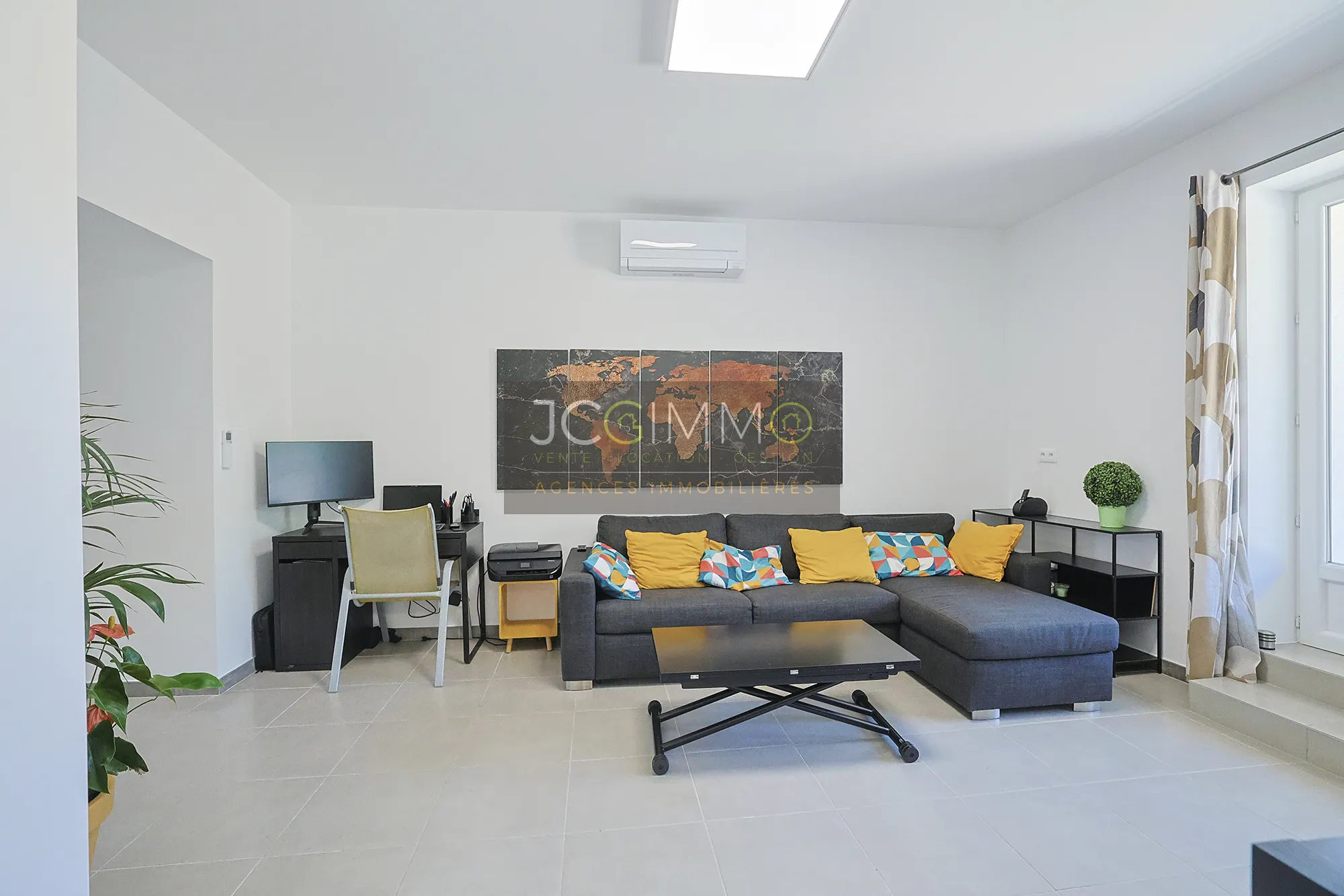 Appartement T2 rénové à Cuers - 66 m² avec terrasse et stationnement 