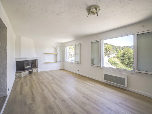 Appartement rénové à vendre à La Colle sur Loup avec vue sur Saint Paul de Vence