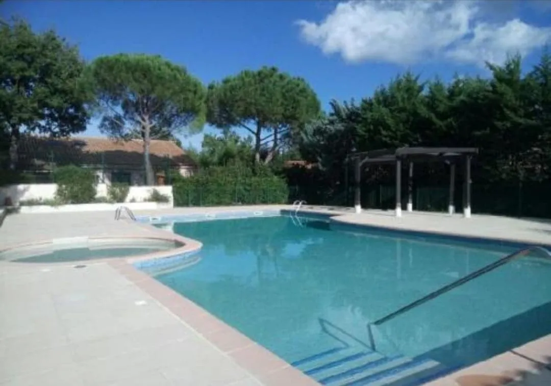 À Forcalqueiret, maison Type 2 avec jardin et piscine 