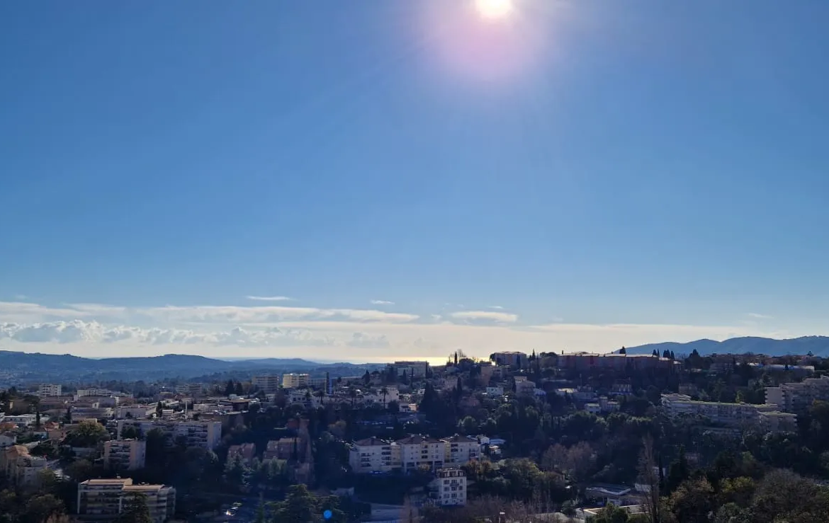 T4 lumineux avec terrasse à Grasse, vue mer 