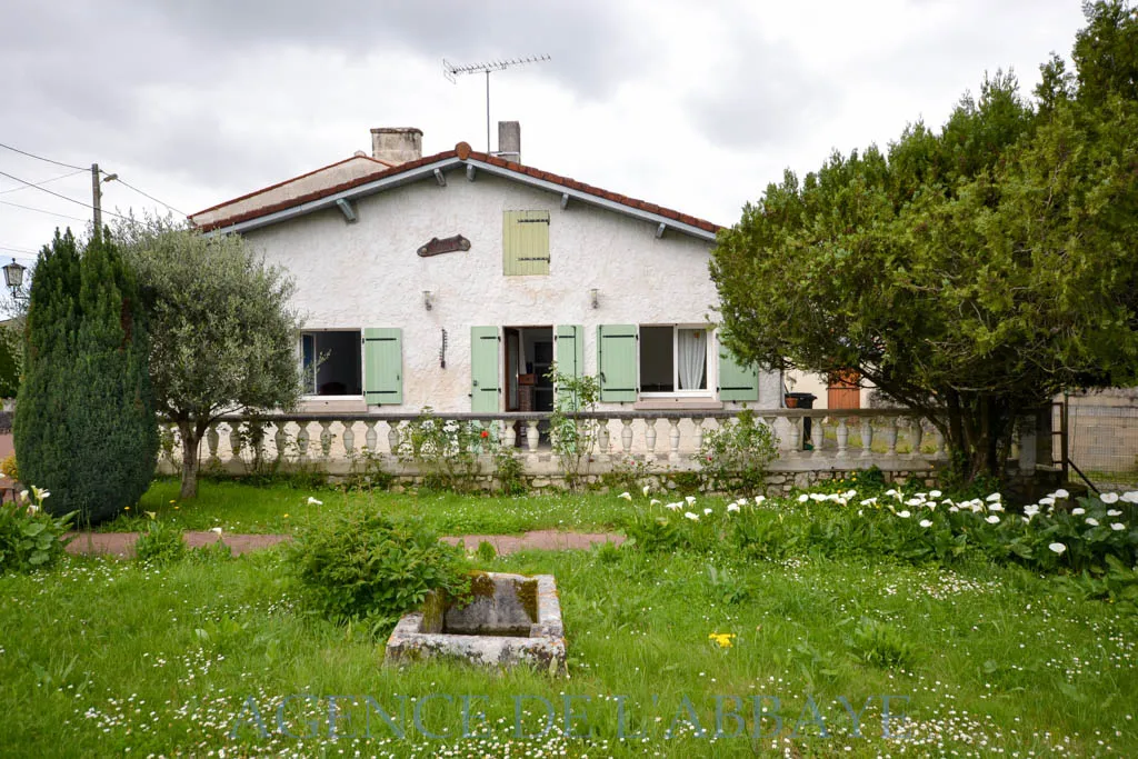 Maison à vendre à Port-d'Envaux - 2 chambres sur terrain de 1180 m² avec 2 garages 