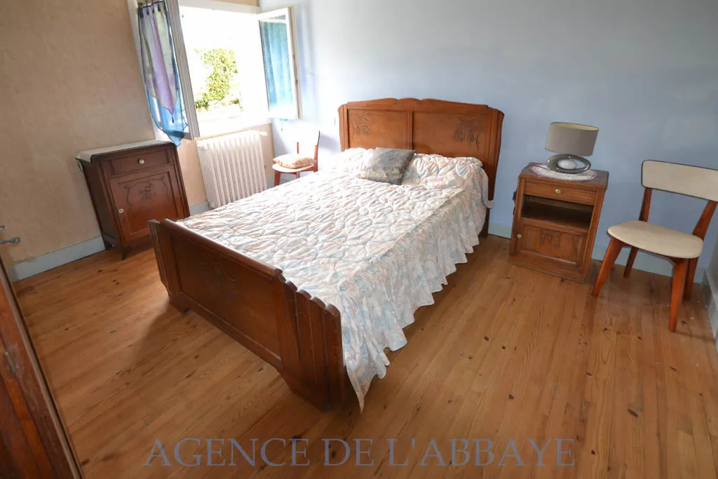 Maison à vendre à Port-d'Envaux - 2 chambres sur terrain de 1180 m² avec 2 garages 