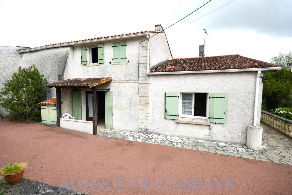 Maison à vendre à Port-d'Envaux - 2 chambres sur terrain de 1180 m² avec 2 garages 