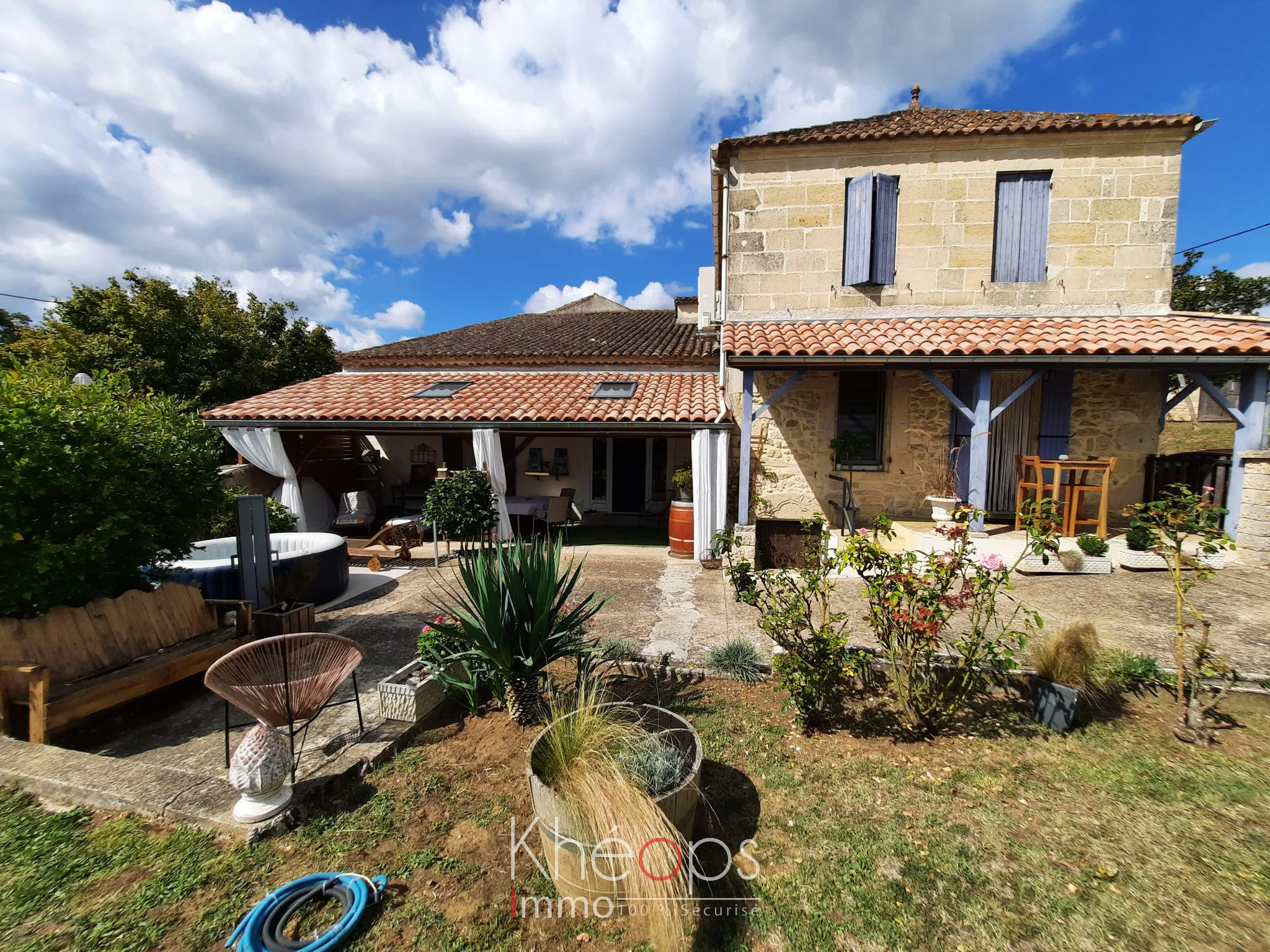 Charmante Maison de Bourg à Mauriac avec 5 Chambres 