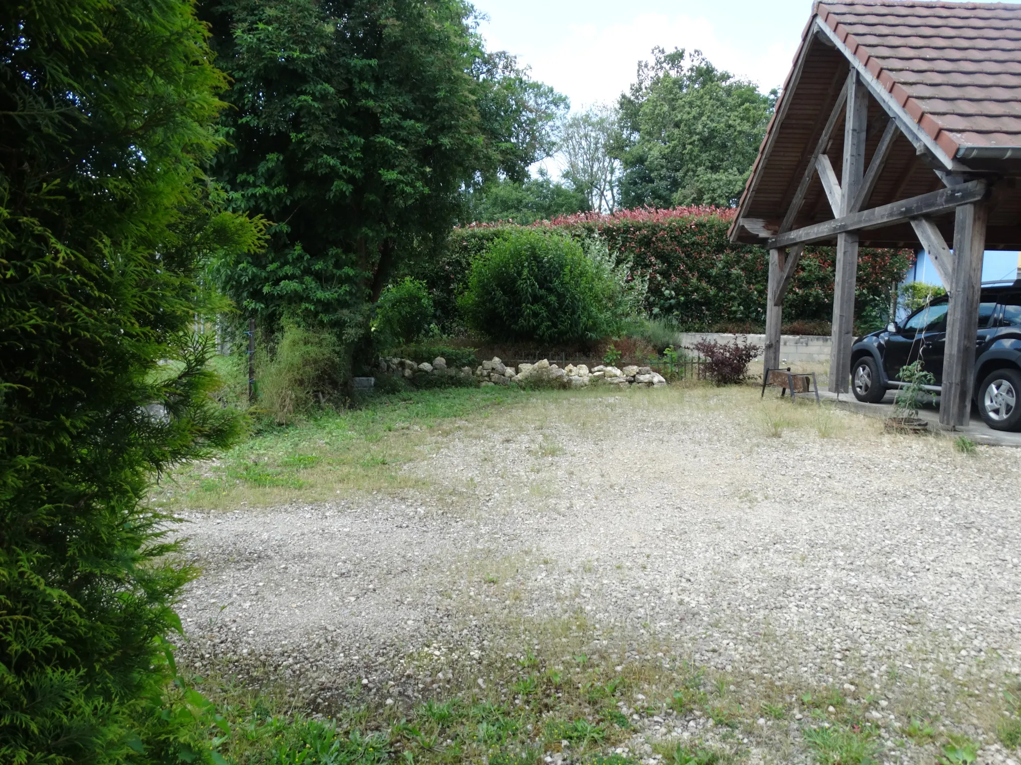 Immeuble à vendre avec 2 plateaux sur 8 ares de terrain 