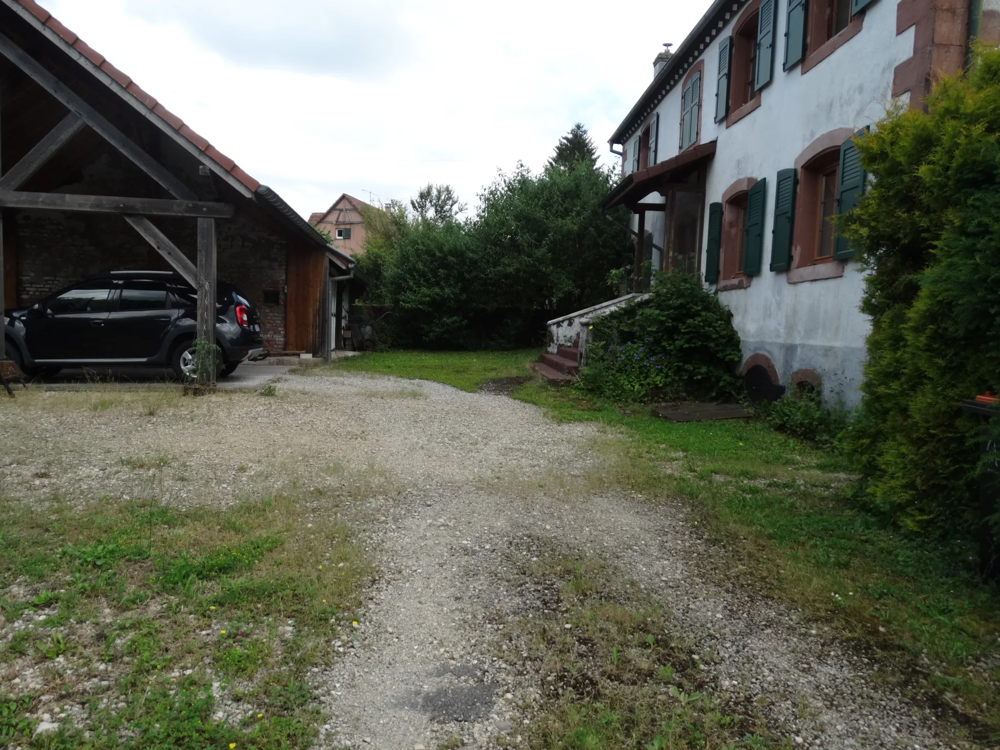 Immeuble à vendre avec 2 plateaux sur 8 ares de terrain 