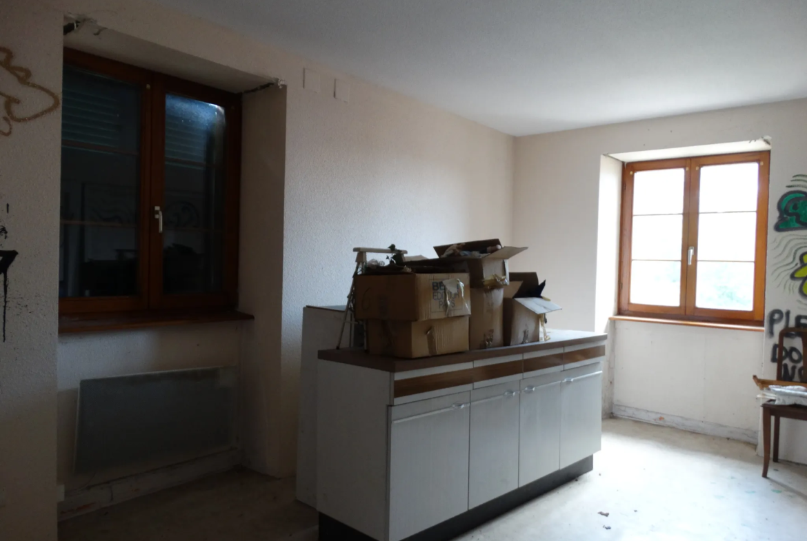 Immeuble à vendre avec 2 plateaux sur 8 ares de terrain 