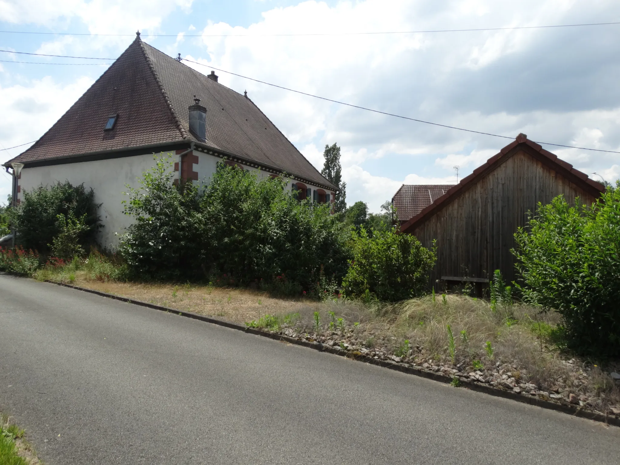 Immeuble à vendre avec 2 plateaux sur 8 ares de terrain 