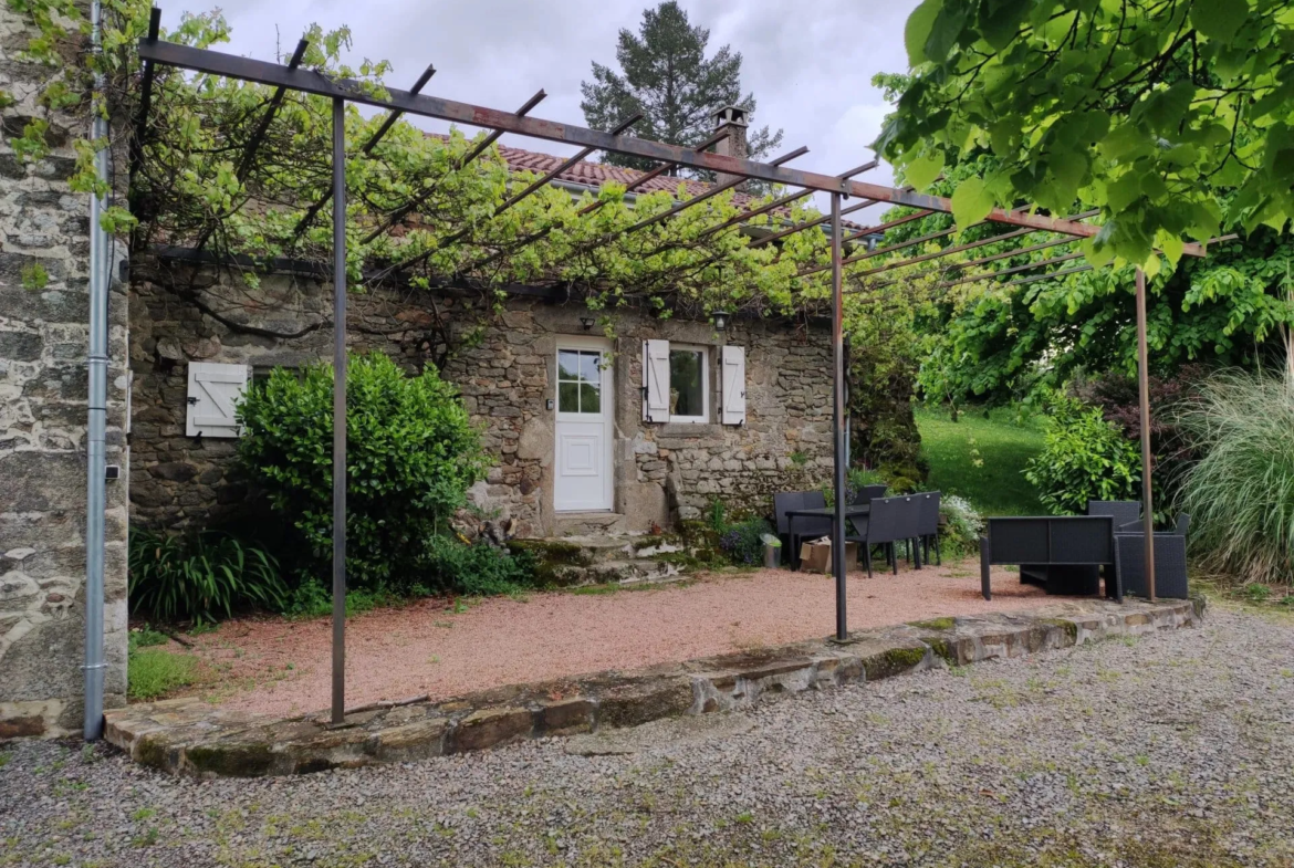 Maison en pierre à vendre avec plan d'eau à Saint-Mathieu 