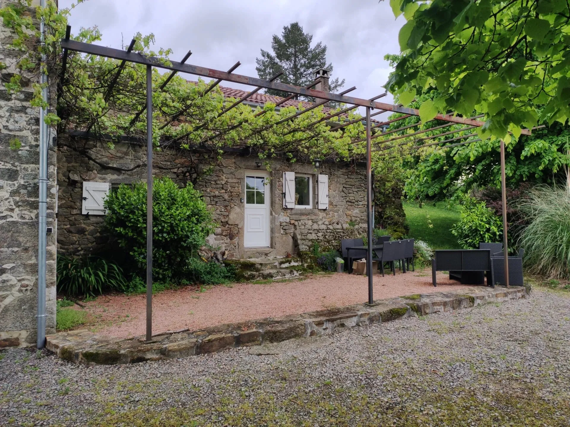 Maison en pierre à vendre avec plan d'eau à Saint-Mathieu 