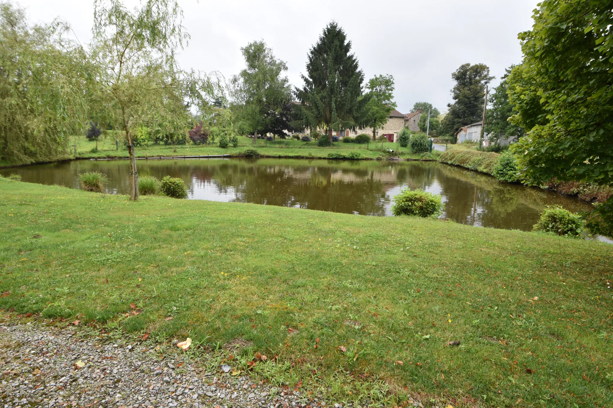 Maison en pierre à vendre avec plan d'eau à Saint-Mathieu 