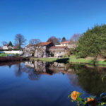 Maison en pierre à vendre avec plan d'eau à Saint-Mathieu