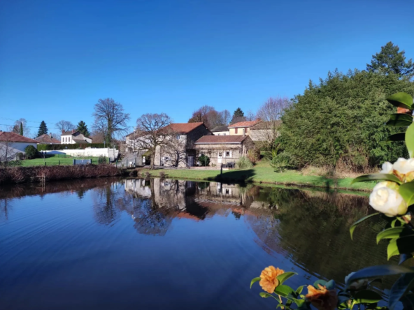 Maison en pierre à vendre avec plan d'eau à Saint-Mathieu