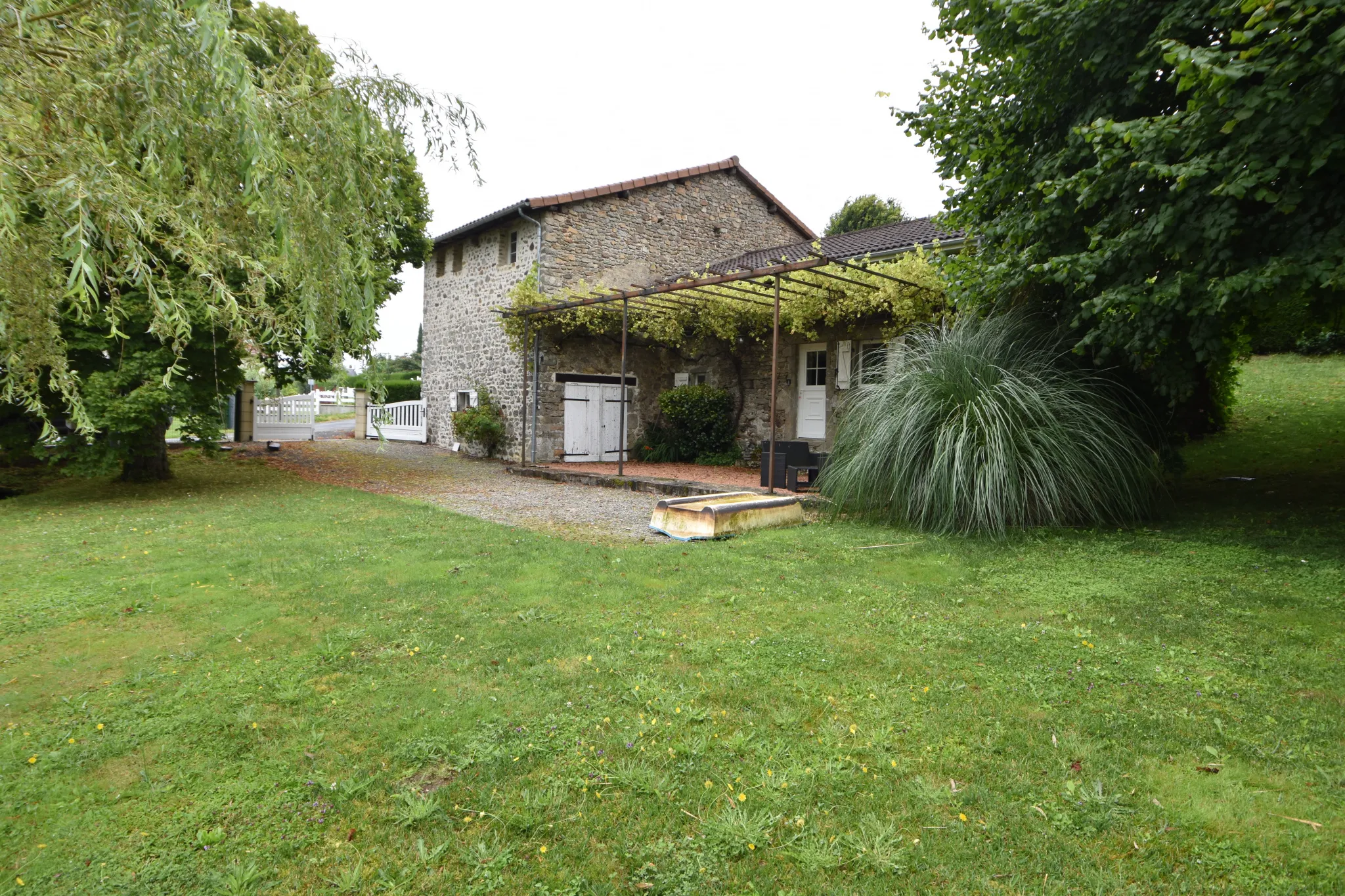 Maison en pierre à vendre avec plan d'eau à Saint-Mathieu 