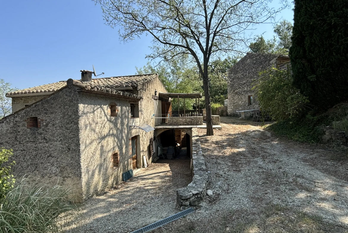 Maison de campagne avec possibilité de 2 logements à Crestet 