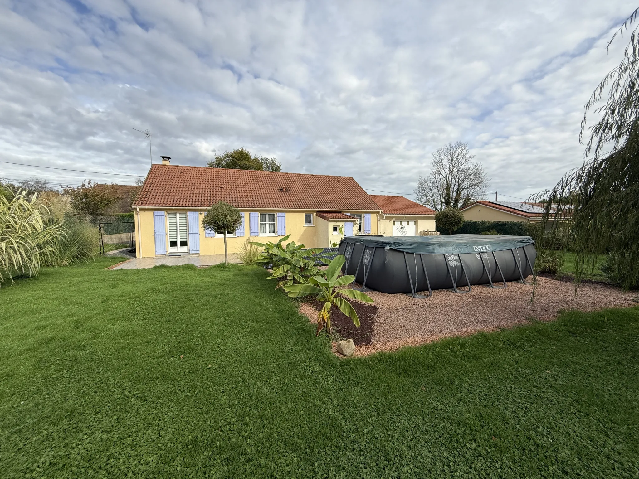 Maison de plain-pied en parfait état à St-Priest-Bramefant 