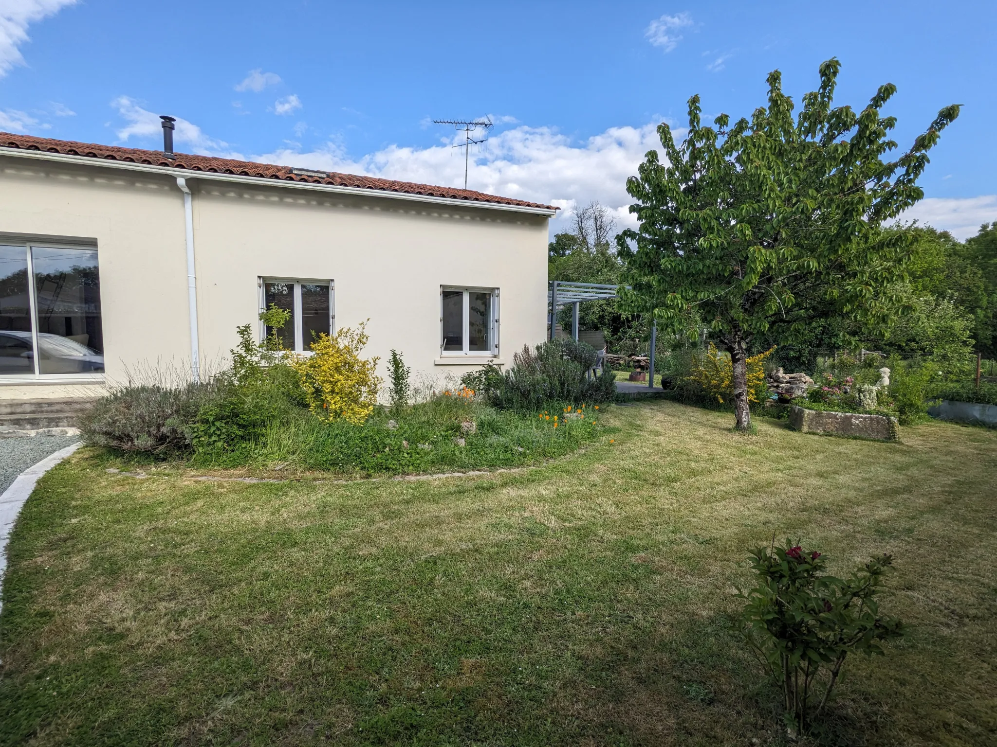 Maison confortable avec 5 chambres et jardin à La Clisse 