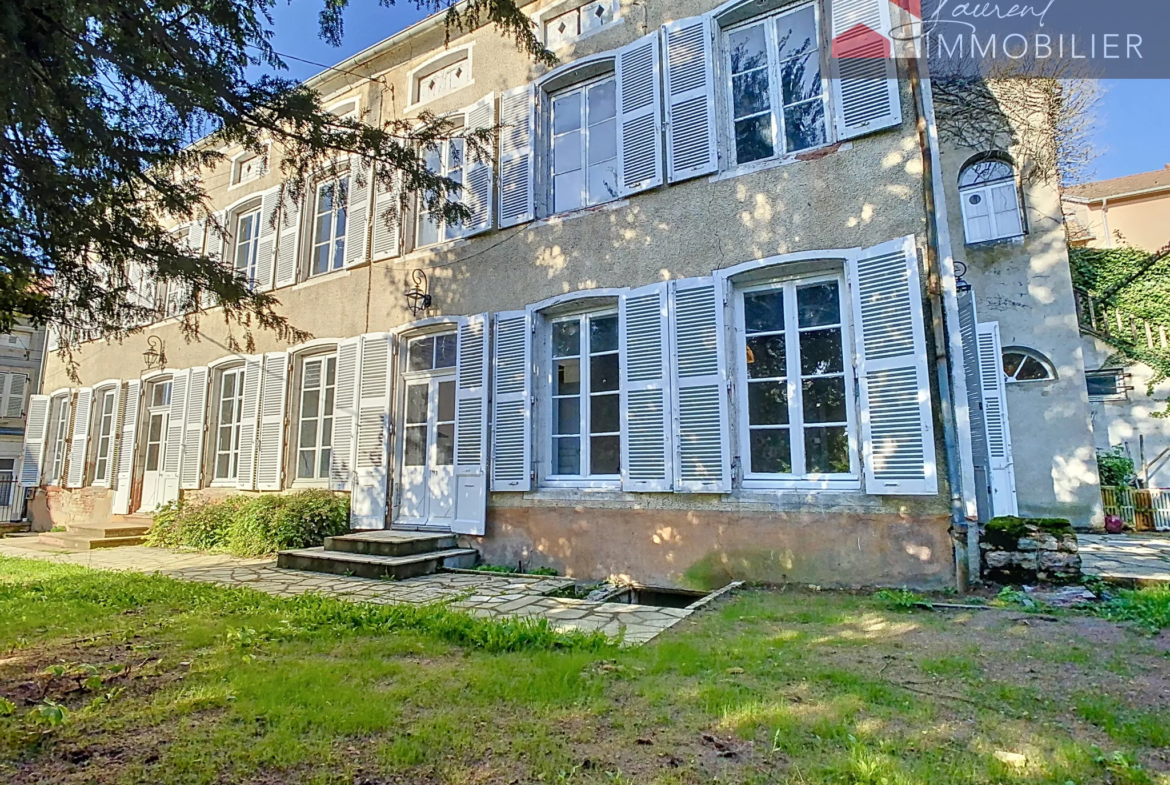 Maison bourgeoise avec terrasse ensoleillée à Cuisery 