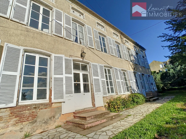 Maison bourgeoise avec terrasse ensoleillée à Cuisery