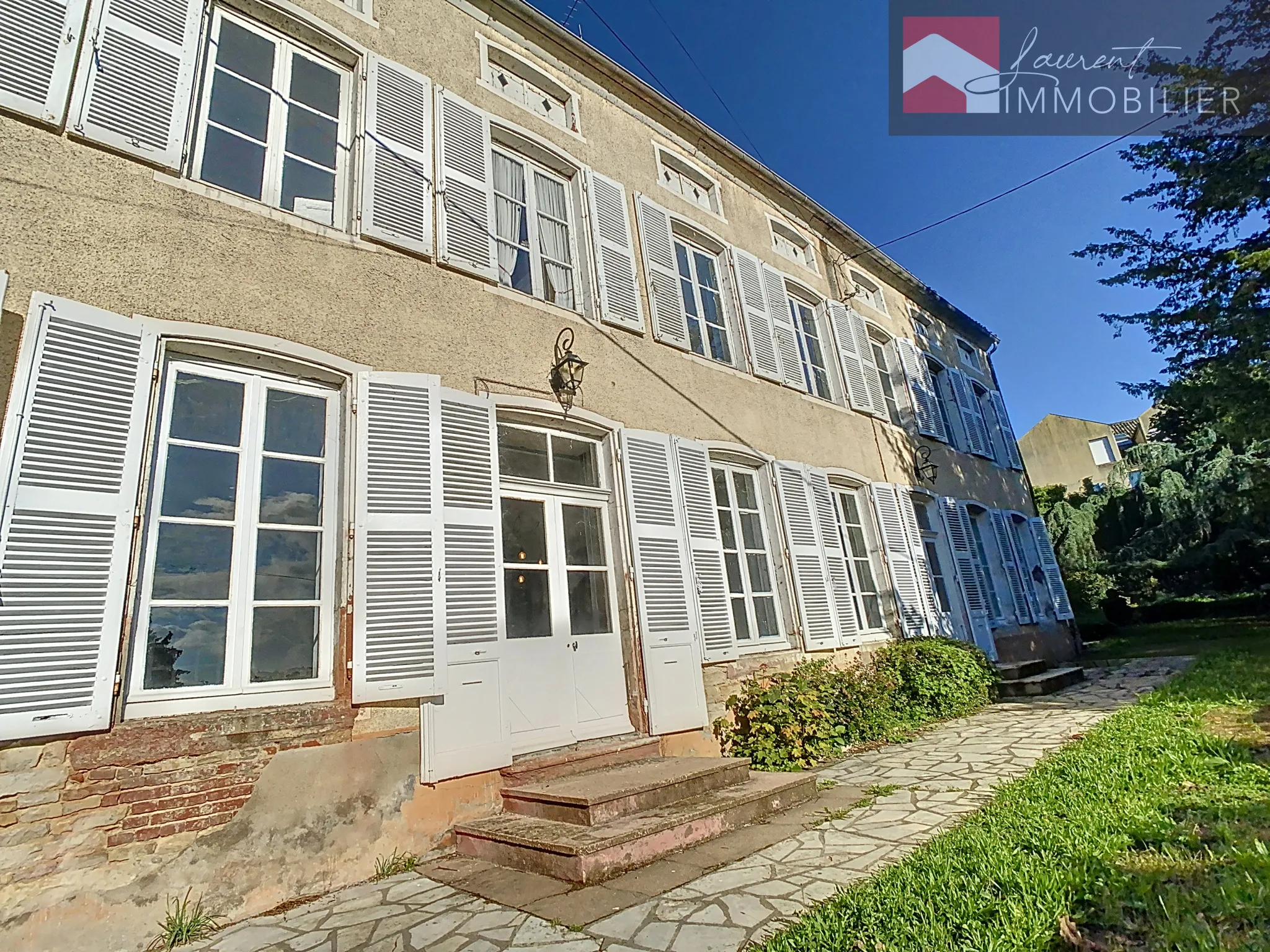 Maison bourgeoise avec terrasse ensoleillée à Cuisery 