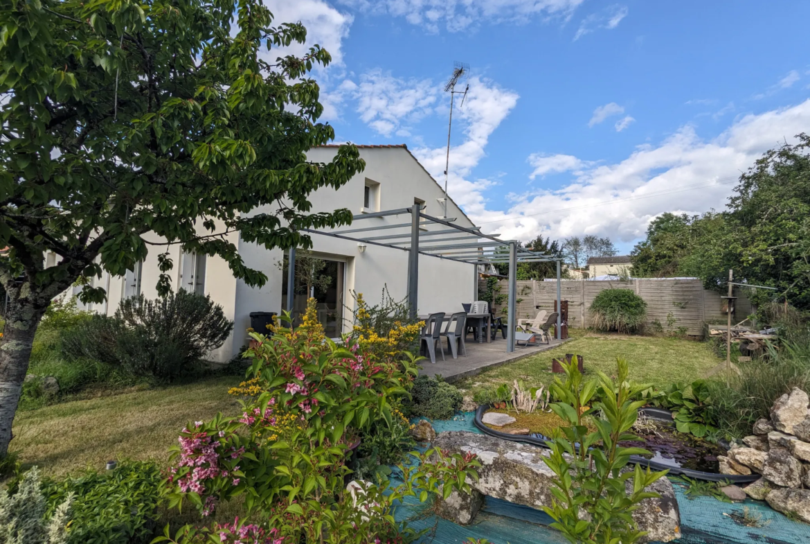 Maison confortable avec 5 chambres et jardin à La Clisse 