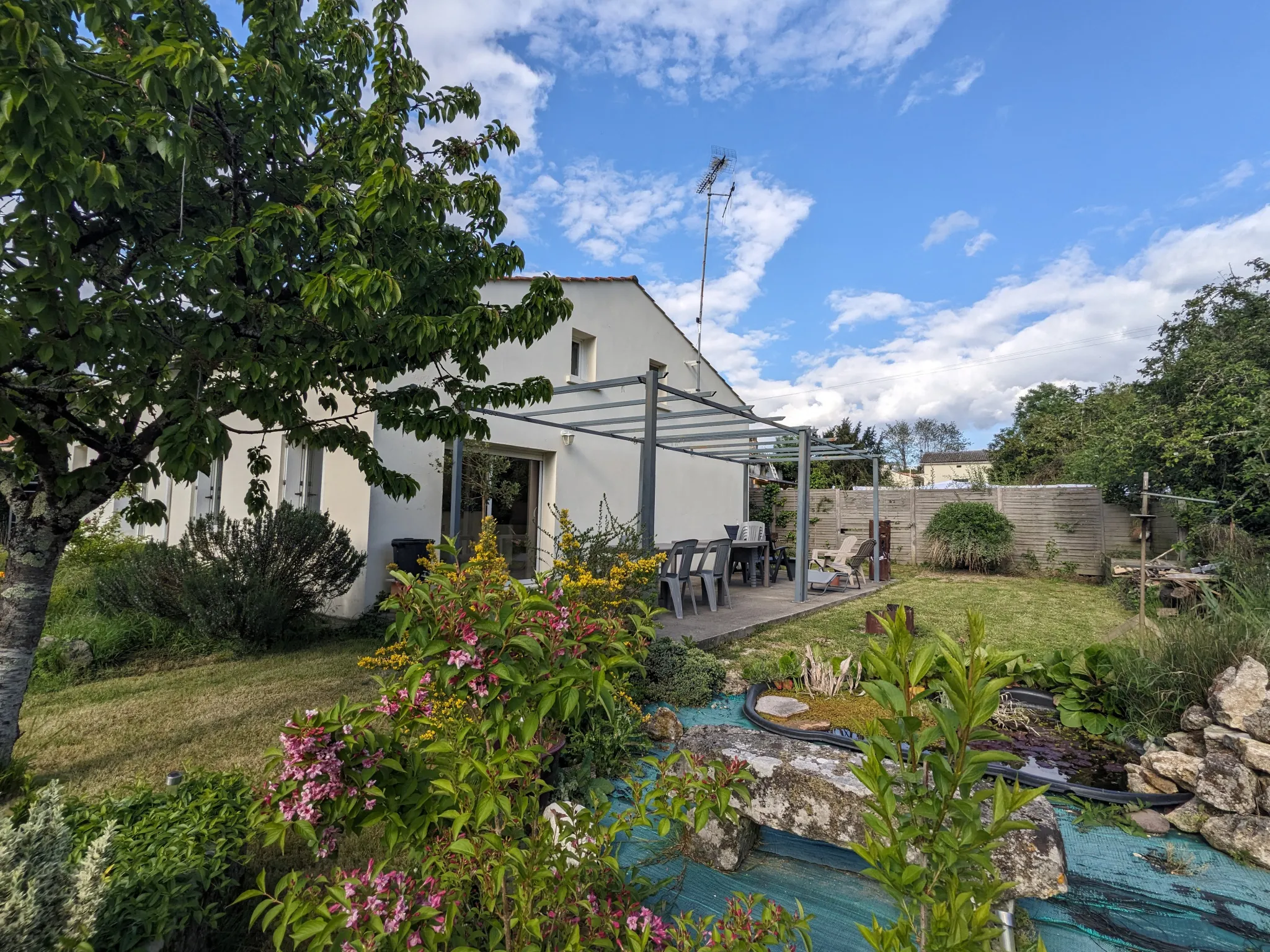 Maison confortable avec 5 chambres et jardin à La Clisse 