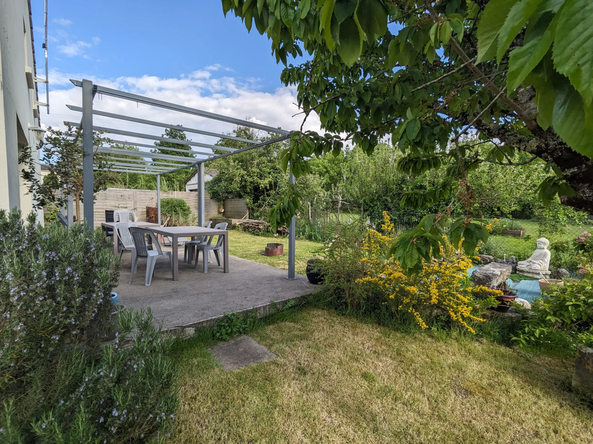 Maison confortable avec 5 chambres et jardin à La Clisse 