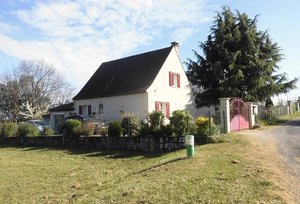 Maison à vendre à Salignac Eyvignes avec 3 chambres et jardin 