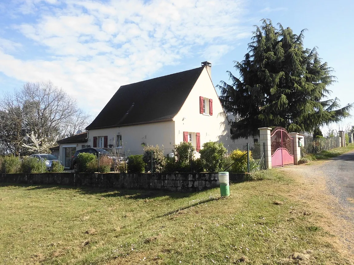 Maison à vendre à Salignac Eyvignes avec 3 chambres et jardin 