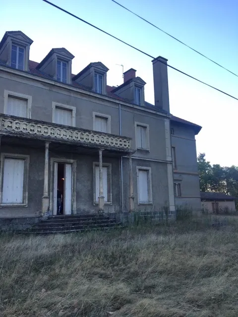 Plateau Aménageable au Château de Cuzieu à Vendre 