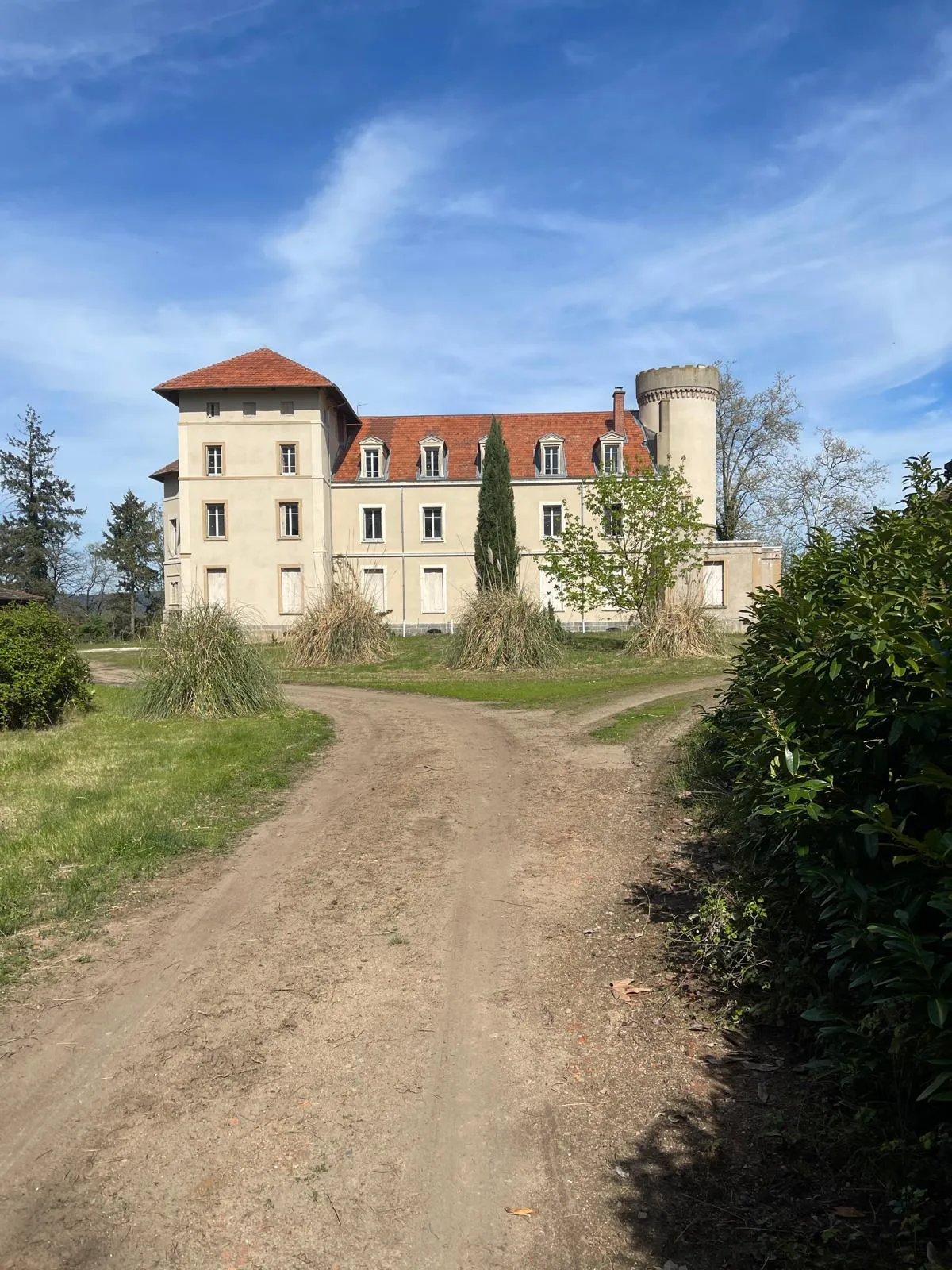 Plateau Aménageable au Château de Cuzieu à Vendre 