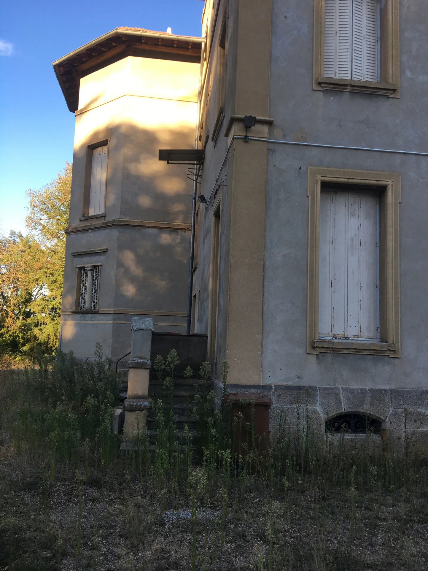 Plateau Aménageable au Château de Cuzieu à Vendre 