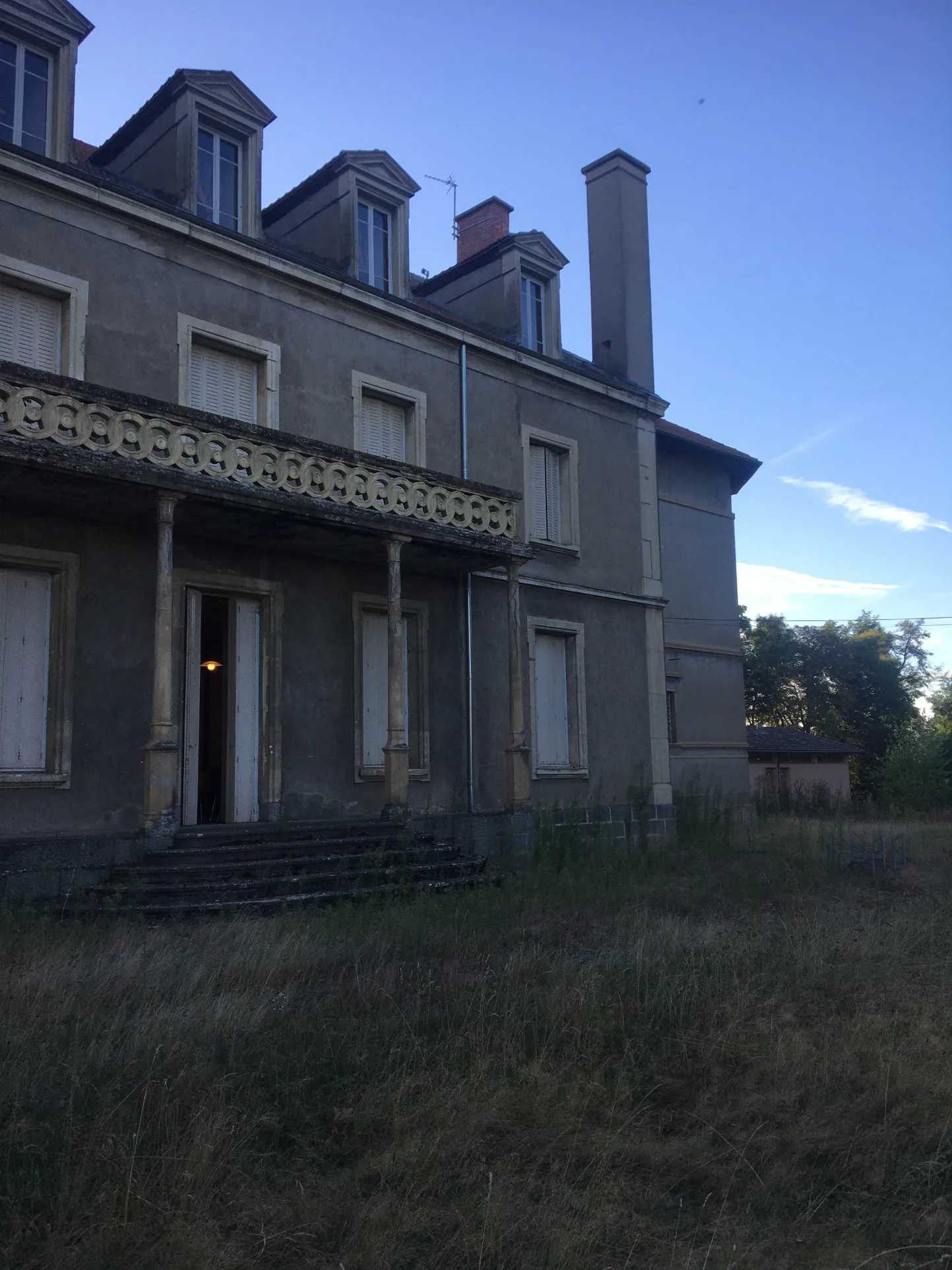 Plateau Aménageable au Château de Cuzieu à Vendre 