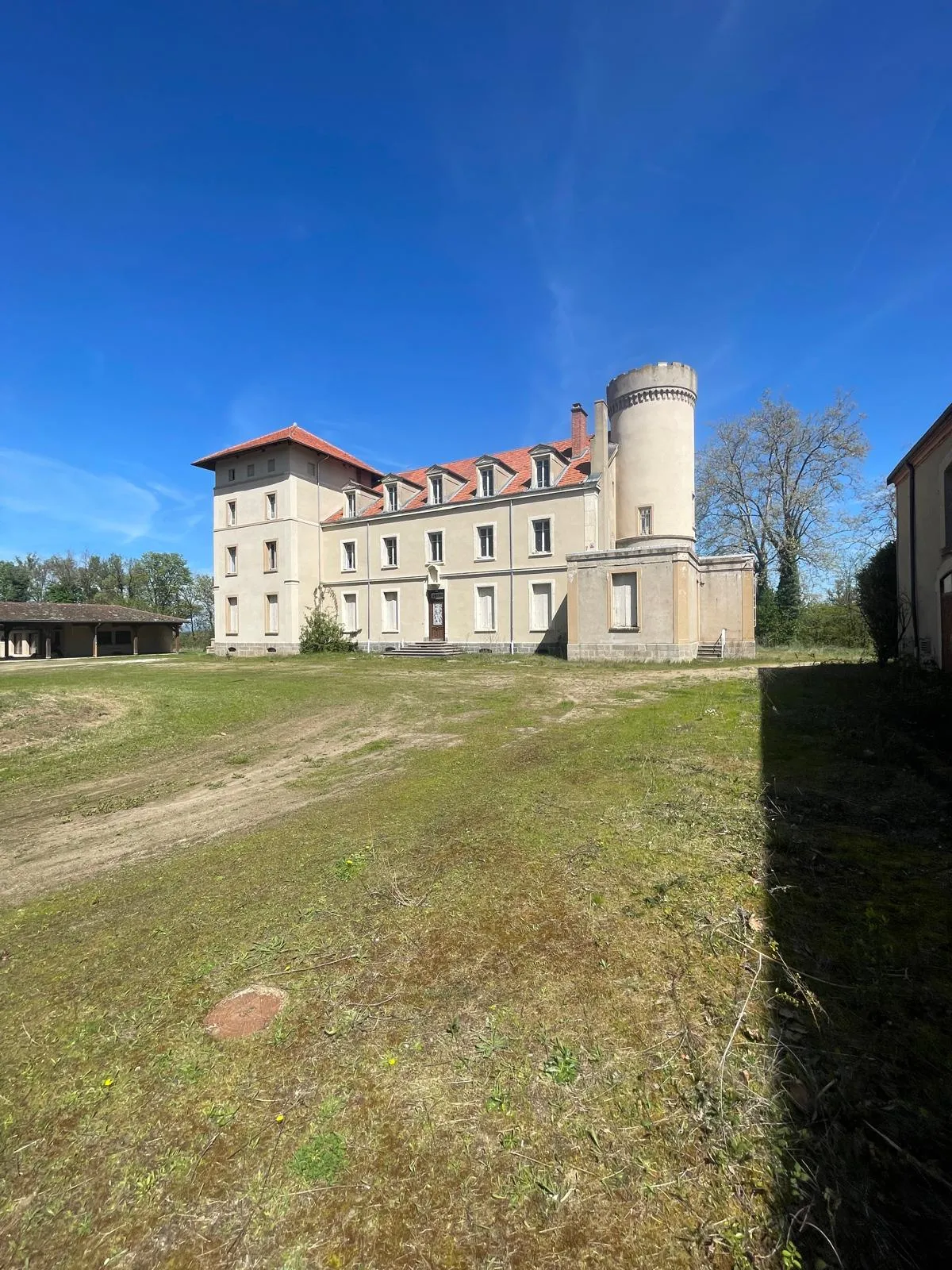 Plateau Aménageable au Château de Cuzieu à Vendre 