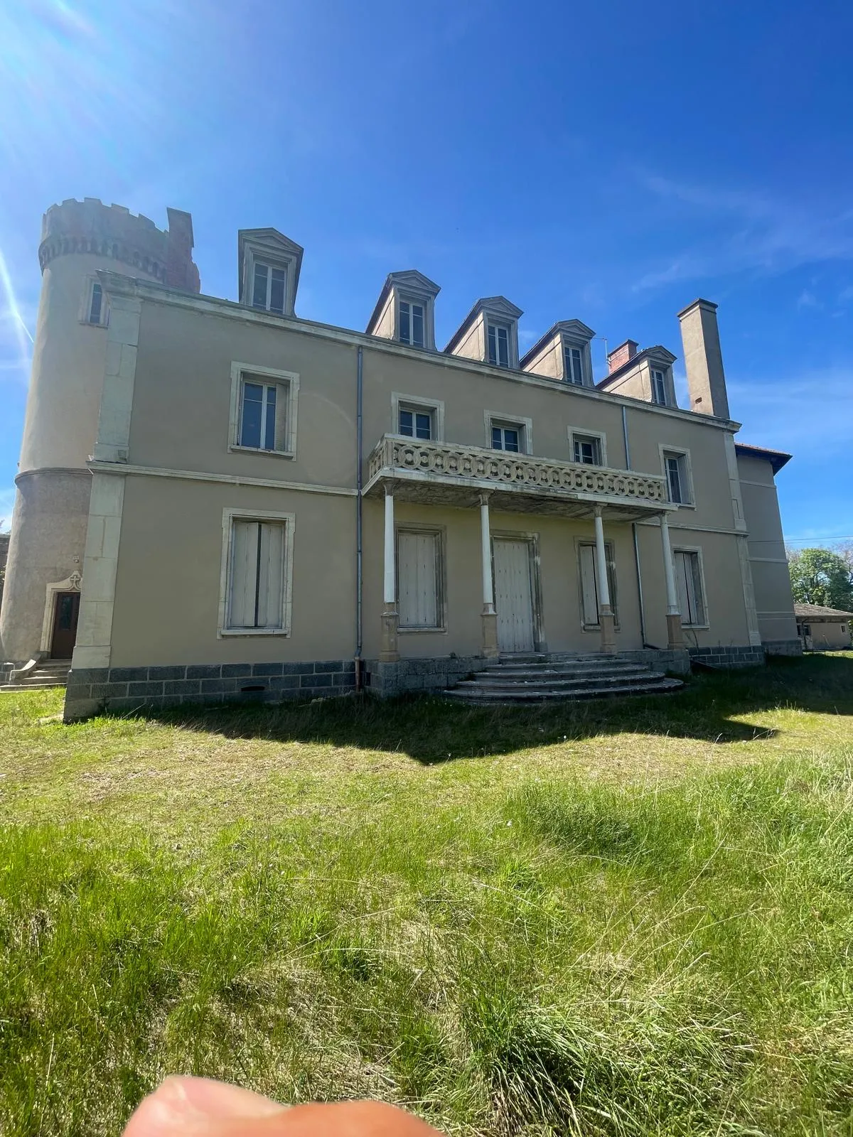 Plateau Aménageable au Château de Cuzieu à Vendre 