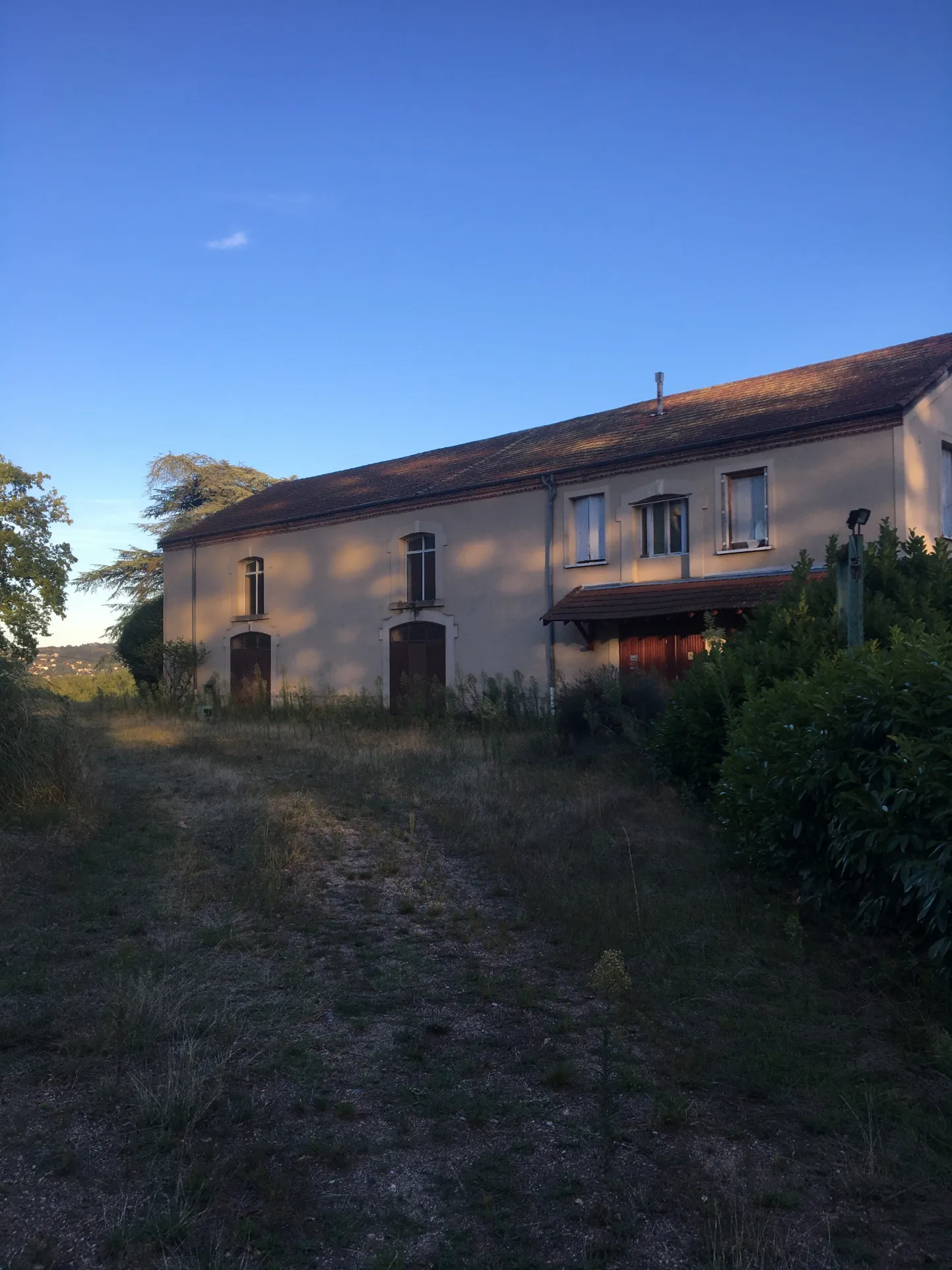 Plateau Aménageable au Château de Cuzieu à Vendre 