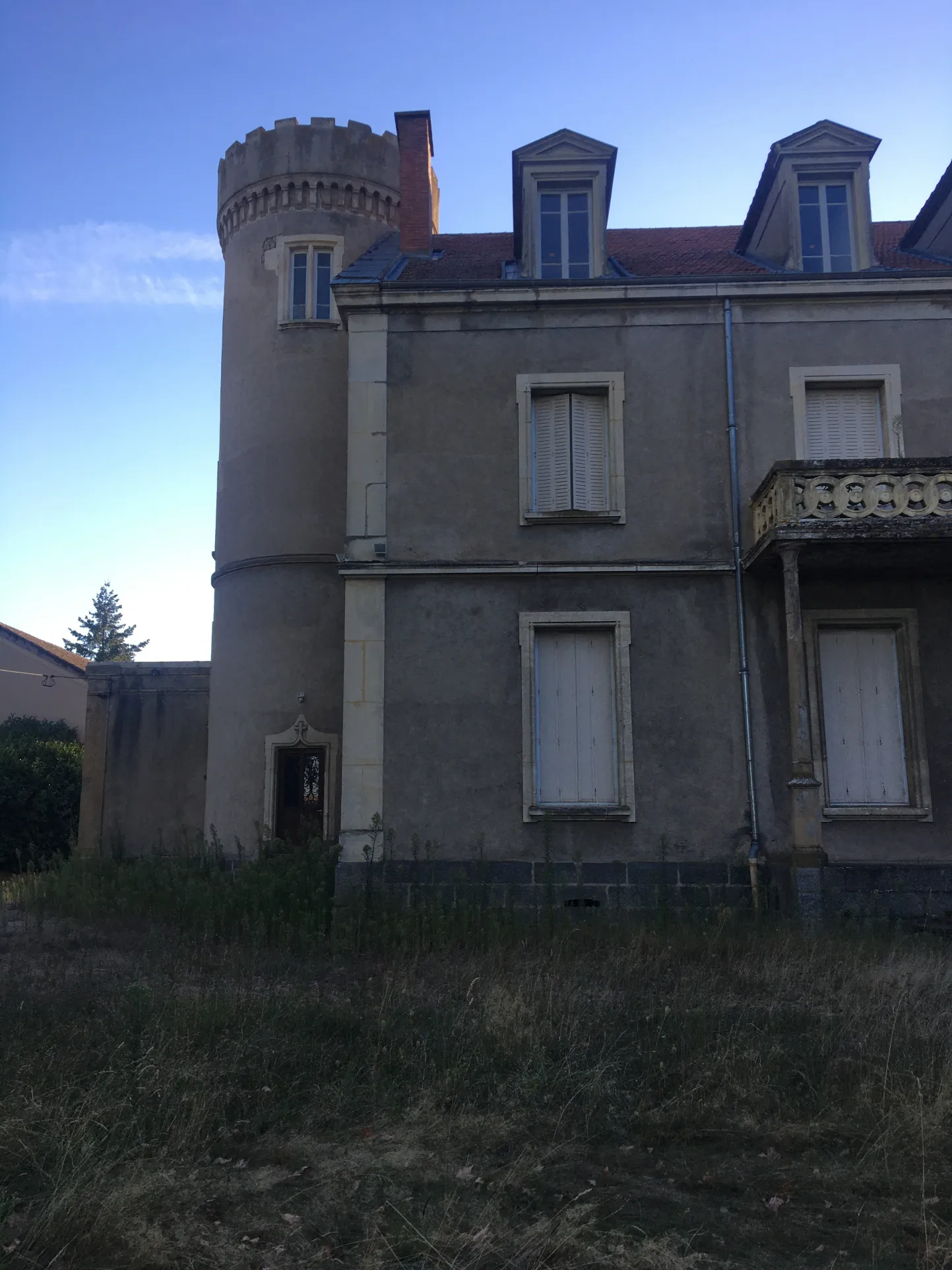 Plateau Aménageable au Château de Cuzieu à Vendre 