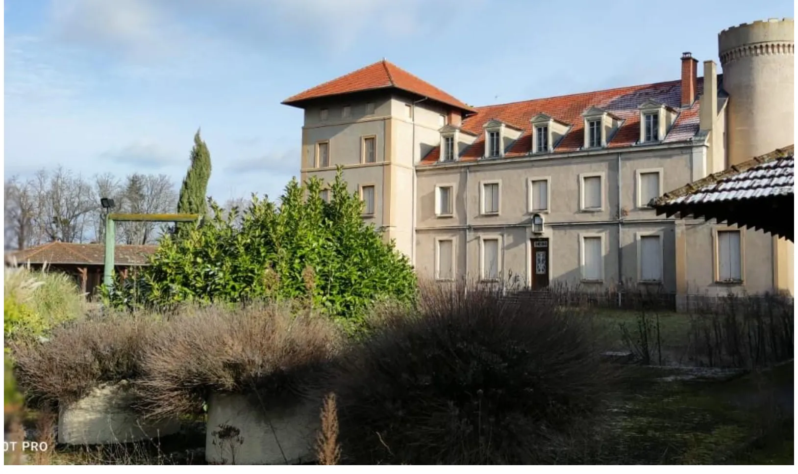 Plateau Aménageable au Château de Cuzieu à Vendre 