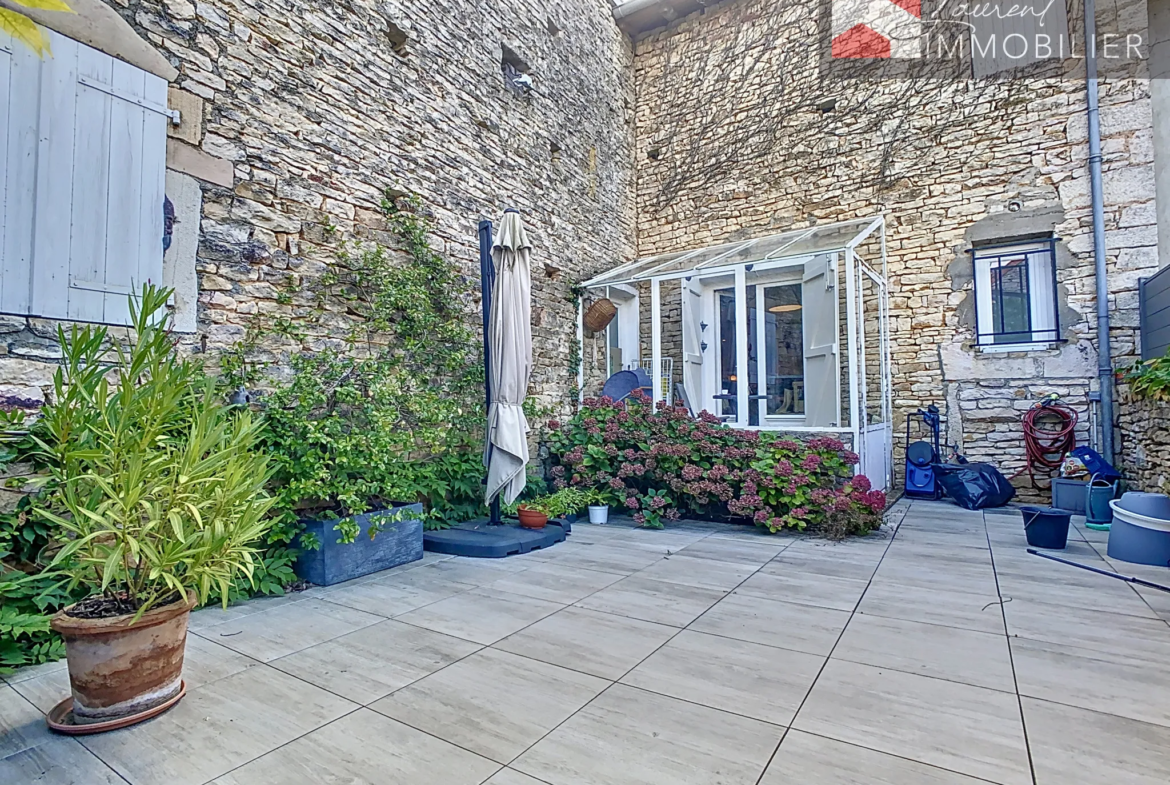 À vendre : Maison en pierre avec terrasse au cœur de Lugny 