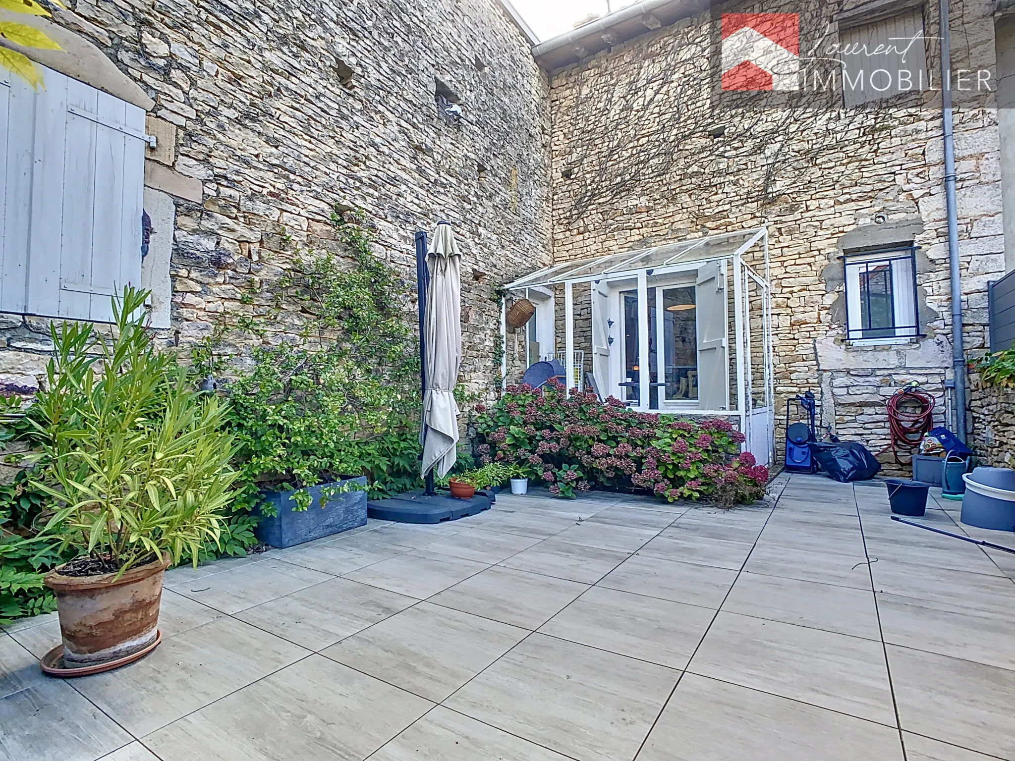 À vendre : Maison en pierre avec terrasse au cœur de Lugny 