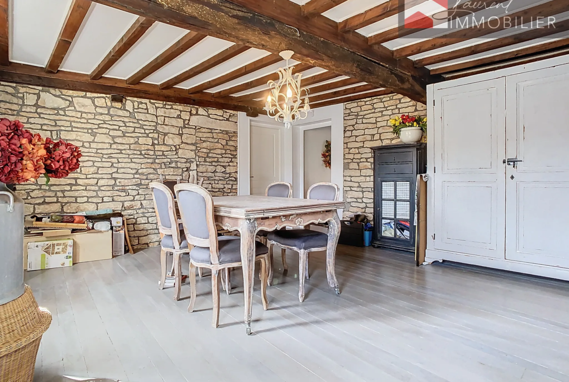 À vendre : Maison en pierre avec terrasse au cœur de Lugny 